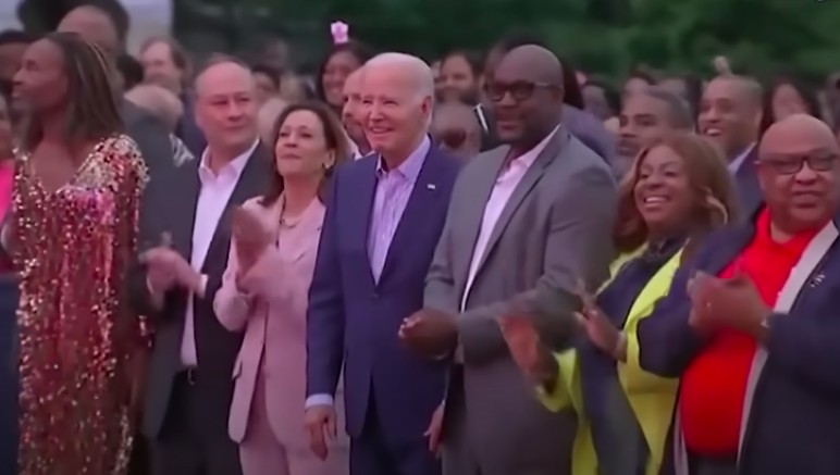 Foto: Skjermbilde fra Youtube. Joe Biden fryser helt til.