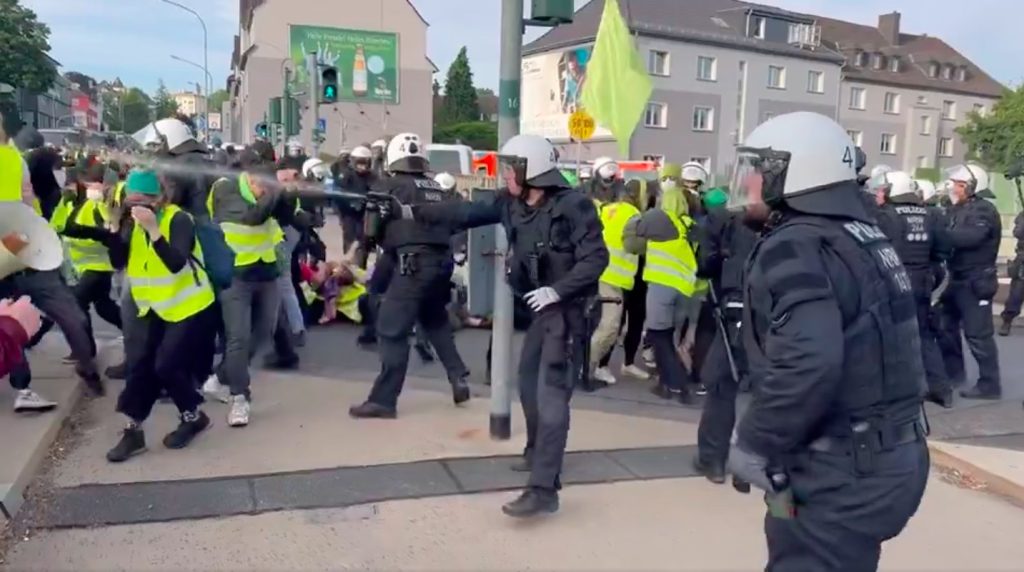 Venstreekstreme forsøker å storme landsmøtet til AfD.