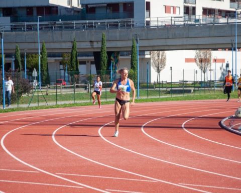 Valentina Petrillo fra Italia, blir første mann til å konkurrere i kvinneklassen i et Paralympics