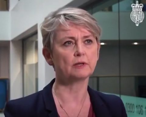 Innenriksminister, Yvette Cooper, i England.