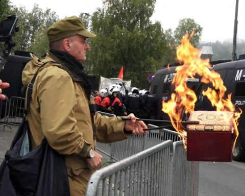 Satans disipler så svarteboka brenne