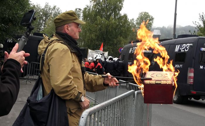 Satans disipler så svarteboka brenne