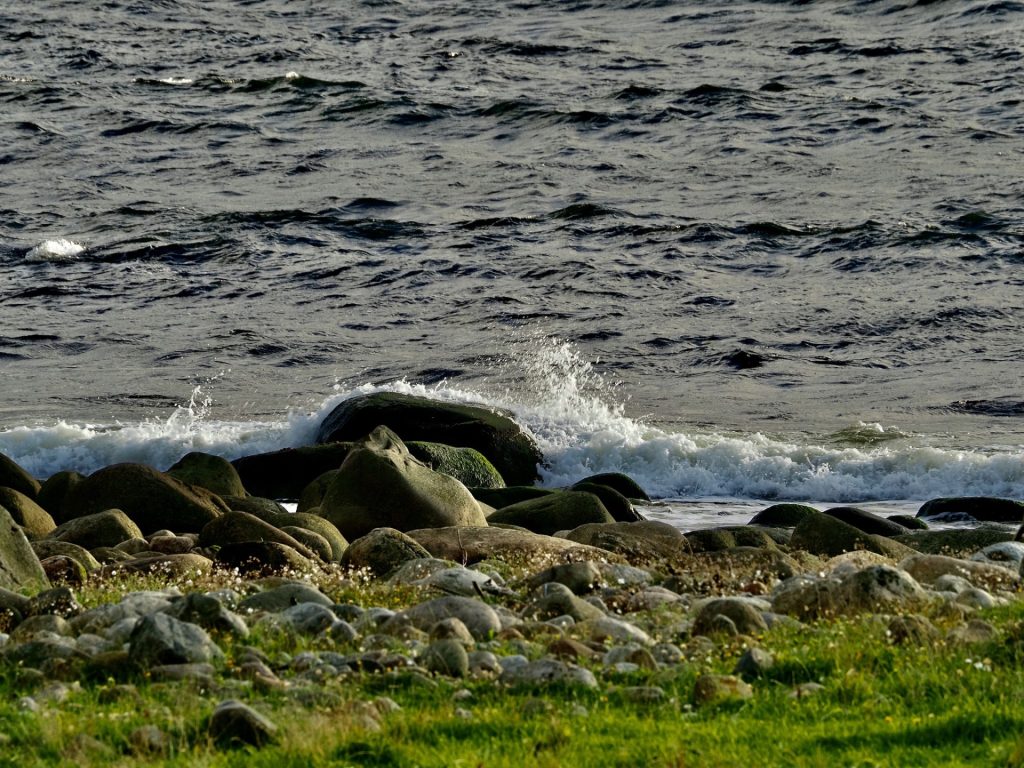 Foto: Under WW2 var dette ein del av forsvarsverket mot invasjon frå havet. Store steinar skulle hindra tanks i å gå i land.