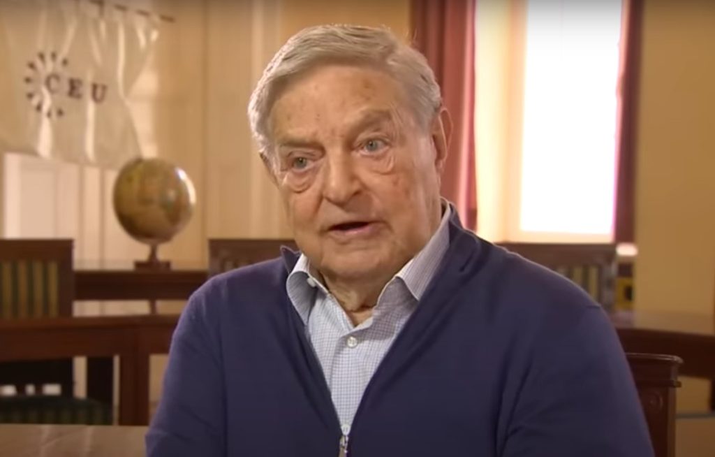 Et nettverk av venstreorienterte organisasjoner, støttet av milliardæren George Soros, jobber for å naturalisere og mobilisere innvandrere og flyktninger for å aktivere dem som stemmeblokker i vippestater, og hevder at dette kan "påvirke utfallet av nasjonale, statlige og lokale valg". Blant disse gruppene finner vi National Partnership for New Americans, som beskriver seg selv som "et nasjonalt, fleretnisk og flermessig partnerskapsnettverk av 60 av landets ledende organisasjoner for innvandreres og flyktningers rettigheter". Gruppen mottok 560 000 dollar fra Soros' Open Society Foundations mellom 2016 og 2021, og hadde en totalomsetning på 4,11 millioner dollar i 2023. "Vårt nettverk har støttet naturaliseringen av over 250 000 amerikanske borgere og har vært en viktig aktør for å gjøre naturaliseringen mer overkommelig og tilgjengelig," uttaler National Partnership for New Americans. Deres nettside viser en t-skjorte med teksten "Naturalize 2 Million by 2022", sammen med frasen "New American Voters". Demokratene motbeviser ofte det republikanske argumentet om ulovlig innvandring — at venstresiden oppmuntrer til dette for å skape en vei til permanent demokratisk makt — ved å påpeke at ulovlige innvandrere ikke har stemmerett. Men innsatsen fra Soros-støttede grupper for å få så mange innvandrere som mulig registrert for å stemme, indikerer at venstresiden ser på innvandring som et politisk verktøy. Tall tyder på at masseinnvandring kan være gunstig for demokratene i valg. En analyse viste at kongressdistrikter med en høyere andel av utenlandsfødte stemte for demokrater i 90 prosent av tilfellene under mellomvalget i 2018. Den utenlandsfødte befolkningen i USA nådde 51,6 millioner — det høyeste nivået noensinne — under Biden-Harris-administrasjonen. Et estimat fra Center for Immigration Studies indikerer at ulovlig innvandring utgjorde omtrent 58 prosent av denne økningen. President Joe Biden vant over tidligere president Donald Trump med bare 11 000 stemmer i Arizona i 2020, noe som understreker den potensielle innvirkningen masseinnvandring kan ha på amerikanske valg. Biden vant over Trump med bare 12 000 stemmer i Georgia, en annen viktig vippestat, i 2020. Kampanjen New American Voters bemerker at det har vært over 86 000 personer som har blitt naturalisert i Georgia siden valget. Kampanjen New American Voters, et prosjekt av National Partnership for New Americans, fører demografiske rapporter om kritiske vippestater og landet som helhet. "Etter det forrige presidentvalget i november 2020 har det blitt anslått at 62 179 stemmerettige voksne har blitt nyutdannede borgere i Arizona," står det i en slik rapport, som også sporer de ti største opprinnelseslandene for nye borgere i hver stat. Leder for National Partnership for New Americans, Nicole Melaku, benyttet anledningen til å presse Biden til å ta en mer venstreorientert holdning til innvandring ved å oppfordre ham til å støtte "veier til statsborgerskap". En rapport fra 2020 fra National Partnership for New Americans forklarer at "nye amerikanske velgere danner kritiske stemmeblokker som kan ha makten til å påvirke nasjonale valgresultater," og fremhever deres voksende andel av befolkningen i viktige vippestater, og kaller dem "en sovende politisk kjempe". En rapport fra 2022 fra gruppen feiret nyutdannede velgere som en del av "det nye amerikanske flertallet", et begrep som brukes for å beskrive "alle mennesker av farge, ugifte kvinner og unge stemmerettige amerikanere". National Partnership for New Americans sammenlignet direkte seiersmarginene i presidentvalget i 2020 med antallet nyutdannede velgere som fikk statsborgerskap i hver stat. National Partnership for New Americans er imidlertid ikke den eneste venstreorienterte organisasjonen som jobber for å utnytte masseinnvandring for å påvirke amerikanske valg. Det finnes også Immigrant Legal Resource Center, en organisasjon som har mottatt nesten 7 millioner dollar fra Soros mellom 2016 og 2022, og hadde en totalomsetning på 25 millioner dollar i 2022. To av de nyeste oppførte tilskuddene fra Open Society Foundations, som totalt nærmer seg 4,3 millioner dollar, er ment "å oppmuntre naturalisering blant kvalifiserte innvandrere, bistå dem med prosessen og mobilisere deres sivile deltakelse." Senteret er en av organisasjonene bak Citizenshipworks, et tiltak også finansiert av Chan-Zuckerberg Initiative for å hjelpe ikke-borgere som bor i USA med å bli borgere. Immigrant Legal Resource Center er ikke utelukkende opptatt av å naturalisere og mobilisere ikke-borgere. Organisasjonen jobber også for å forhindre utvisning av ulovlige innvandrere. Den mottok 500 000 dollar i 2021 fra Open Society Foundations for å finansiere sine tiltak for å "dismantle infrastrukturen for kriminalisering, forvaring og utvisning av innvandrere." Organisasjonen engasjerer seg også i politisk påvirkning, og fremmer en langt venstreorientert agenda som vil gjøre det vanskeligere å utvise ulovlige innvandrere dømt for forbrytelser som kjøring under påvirkning. De oppfordrer til og med folk til å "rapportere ICE-aktivitet" i sitt område. Selv uten innsatsen fra Soros-nettverket, kan et betydelig antall ikke-borgere stemme i november. En nylig studie fant at opptil 27 prosent av ikke-borgere er ulovlig registrert for å stemme. Forfatterne av studien konkluderte med at det var nok ikke-borgere registrert til å "omgjøre den amerikanske befolkningens vilje i store valg, inkludert kongressseter og presidentskapet." Senator Ted Cruz (R-TX) advarte denne måneden om at visepresident Kamala Harris støtter masseinnvandring fordi det vil forskyve Amerika "dramatiske til venstre," noe som gir demokrater muligheten til å "vinne hvert valg for alltid." Andre republikanere, inkludert SpaceX-grunnlegger Elon Musk, har kommet med lignende beskyldninger.