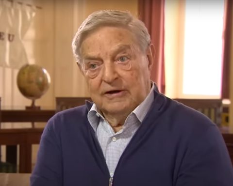 Et nettverk av venstreorienterte organisasjoner, støttet av milliardæren George Soros, jobber for å naturalisere og mobilisere innvandrere og flyktninger for å aktivere dem som stemmeblokker i vippestater, og hevder at dette kan "påvirke utfallet av nasjonale, statlige og lokale valg". Blant disse gruppene finner vi National Partnership for New Americans, som beskriver seg selv som "et nasjonalt, fleretnisk og flermessig partnerskapsnettverk av 60 av landets ledende organisasjoner for innvandreres og flyktningers rettigheter". Gruppen mottok 560 000 dollar fra Soros' Open Society Foundations mellom 2016 og 2021, og hadde en totalomsetning på 4,11 millioner dollar i 2023. "Vårt nettverk har støttet naturaliseringen av over 250 000 amerikanske borgere og har vært en viktig aktør for å gjøre naturaliseringen mer overkommelig og tilgjengelig," uttaler National Partnership for New Americans. Deres nettside viser en t-skjorte med teksten "Naturalize 2 Million by 2022", sammen med frasen "New American Voters". Demokratene motbeviser ofte det republikanske argumentet om ulovlig innvandring — at venstresiden oppmuntrer til dette for å skape en vei til permanent demokratisk makt — ved å påpeke at ulovlige innvandrere ikke har stemmerett. Men innsatsen fra Soros-støttede grupper for å få så mange innvandrere som mulig registrert for å stemme, indikerer at venstresiden ser på innvandring som et politisk verktøy. Tall tyder på at masseinnvandring kan være gunstig for demokratene i valg. En analyse viste at kongressdistrikter med en høyere andel av utenlandsfødte stemte for demokrater i 90 prosent av tilfellene under mellomvalget i 2018. Den utenlandsfødte befolkningen i USA nådde 51,6 millioner — det høyeste nivået noensinne — under Biden-Harris-administrasjonen. Et estimat fra Center for Immigration Studies indikerer at ulovlig innvandring utgjorde omtrent 58 prosent av denne økningen. President Joe Biden vant over tidligere president Donald Trump med bare 11 000 stemmer i Arizona i 2020, noe som understreker den potensielle innvirkningen masseinnvandring kan ha på amerikanske valg. Biden vant over Trump med bare 12 000 stemmer i Georgia, en annen viktig vippestat, i 2020. Kampanjen New American Voters bemerker at det har vært over 86 000 personer som har blitt naturalisert i Georgia siden valget. Kampanjen New American Voters, et prosjekt av National Partnership for New Americans, fører demografiske rapporter om kritiske vippestater og landet som helhet. "Etter det forrige presidentvalget i november 2020 har det blitt anslått at 62 179 stemmerettige voksne har blitt nyutdannede borgere i Arizona," står det i en slik rapport, som også sporer de ti største opprinnelseslandene for nye borgere i hver stat. Leder for National Partnership for New Americans, Nicole Melaku, benyttet anledningen til å presse Biden til å ta en mer venstreorientert holdning til innvandring ved å oppfordre ham til å støtte "veier til statsborgerskap". En rapport fra 2020 fra National Partnership for New Americans forklarer at "nye amerikanske velgere danner kritiske stemmeblokker som kan ha makten til å påvirke nasjonale valgresultater," og fremhever deres voksende andel av befolkningen i viktige vippestater, og kaller dem "en sovende politisk kjempe". En rapport fra 2022 fra gruppen feiret nyutdannede velgere som en del av "det nye amerikanske flertallet", et begrep som brukes for å beskrive "alle mennesker av farge, ugifte kvinner og unge stemmerettige amerikanere". National Partnership for New Americans sammenlignet direkte seiersmarginene i presidentvalget i 2020 med antallet nyutdannede velgere som fikk statsborgerskap i hver stat. National Partnership for New Americans er imidlertid ikke den eneste venstreorienterte organisasjonen som jobber for å utnytte masseinnvandring for å påvirke amerikanske valg. Det finnes også Immigrant Legal Resource Center, en organisasjon som har mottatt nesten 7 millioner dollar fra Soros mellom 2016 og 2022, og hadde en totalomsetning på 25 millioner dollar i 2022. To av de nyeste oppførte tilskuddene fra Open Society Foundations, som totalt nærmer seg 4,3 millioner dollar, er ment "å oppmuntre naturalisering blant kvalifiserte innvandrere, bistå dem med prosessen og mobilisere deres sivile deltakelse." Senteret er en av organisasjonene bak Citizenshipworks, et tiltak også finansiert av Chan-Zuckerberg Initiative for å hjelpe ikke-borgere som bor i USA med å bli borgere. Immigrant Legal Resource Center er ikke utelukkende opptatt av å naturalisere og mobilisere ikke-borgere. Organisasjonen jobber også for å forhindre utvisning av ulovlige innvandrere. Den mottok 500 000 dollar i 2021 fra Open Society Foundations for å finansiere sine tiltak for å "dismantle infrastrukturen for kriminalisering, forvaring og utvisning av innvandrere." Organisasjonen engasjerer seg også i politisk påvirkning, og fremmer en langt venstreorientert agenda som vil gjøre det vanskeligere å utvise ulovlige innvandrere dømt for forbrytelser som kjøring under påvirkning. De oppfordrer til og med folk til å "rapportere ICE-aktivitet" i sitt område. Selv uten innsatsen fra Soros-nettverket, kan et betydelig antall ikke-borgere stemme i november. En nylig studie fant at opptil 27 prosent av ikke-borgere er ulovlig registrert for å stemme. Forfatterne av studien konkluderte med at det var nok ikke-borgere registrert til å "omgjøre den amerikanske befolkningens vilje i store valg, inkludert kongressseter og presidentskapet." Senator Ted Cruz (R-TX) advarte denne måneden om at visepresident Kamala Harris støtter masseinnvandring fordi det vil forskyve Amerika "dramatiske til venstre," noe som gir demokrater muligheten til å "vinne hvert valg for alltid." Andre republikanere, inkludert SpaceX-grunnlegger Elon Musk, har kommet med lignende beskyldninger.