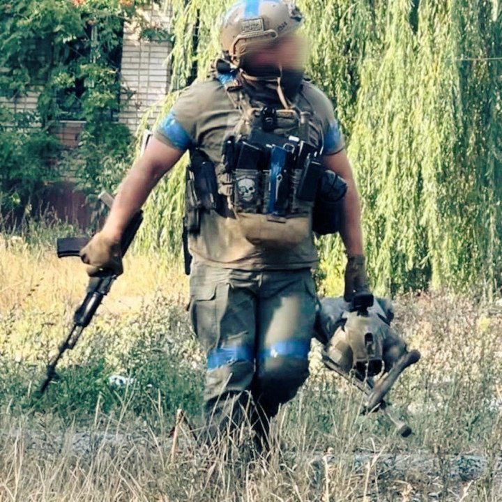 Soldat fra den 28. separate mekaniserte brigade i Ukraina sammen med en robothund. (Kilde: Kurt Company Group på Instagram.)