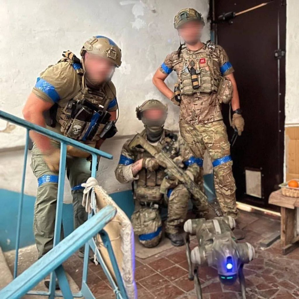 Soldater fra den 28. separate mekaniserte brigade i Ukraina sammen med en robothund. (Kilde: Kurt Company Group på Instagram.)