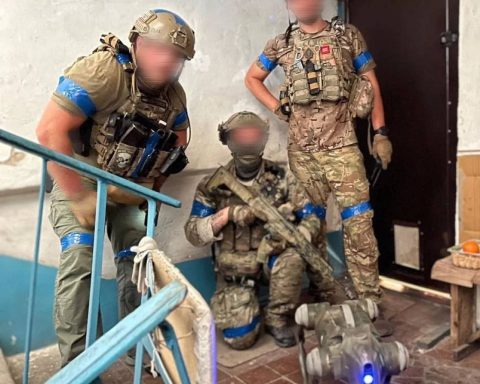 Soldater fra den 28. separate mekaniserte brigade i Ukraina sammen med en robothund. (Kilde: Kurt Company Group på Instagram.)