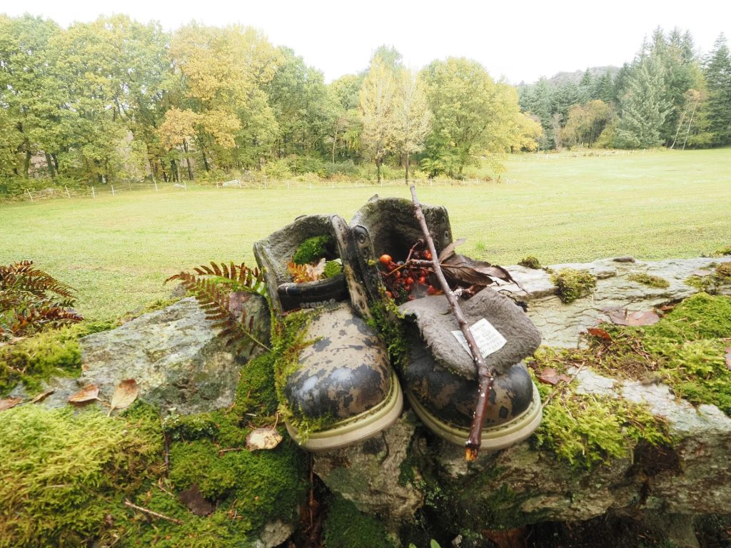 Foto: Ingen ting varer evig. Før eller sidan kjem naturen og ryddar opp etter oss. (Motivet er ikkje arrangert. Det låg og venta på meg.)