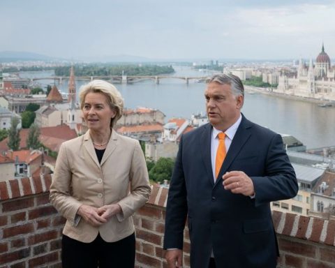 Presidenten for den europeiske kommisjonen, Ursula von der Leyen, og Ungarns statsminister Viktor Orbán i Budapest den 9. mai 2022. (Statsministerens pressekontor)