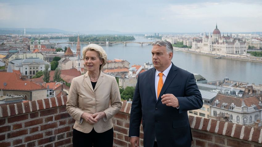 Presidenten for den europeiske kommisjonen, Ursula von der Leyen, og Ungarns statsminister Viktor Orbán i Budapest den 9. mai 2022. (Statsministerens pressekontor)