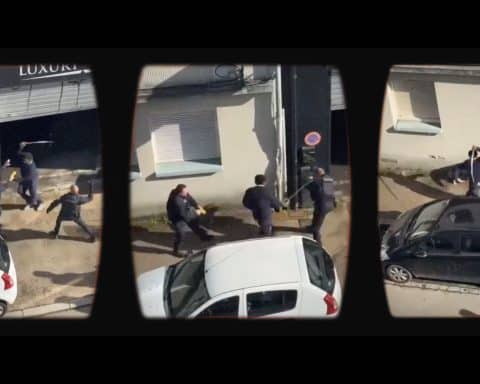 [Sjokkvideo] Afrikaner angriper politiet med sabel