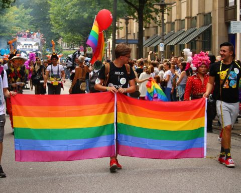 Frankrike: Algerisk voldtektsmann kan ikke utvises fordi "han er transseksuell"