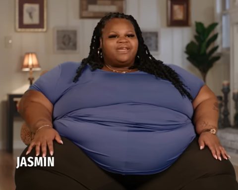 Jasmin er en 36-år gammel mamma fra Detroit, Michigan som er for fet, over 600 pund, eller 272 kg. Bildet er tatt fra TLCs video 36-Year-Old Mom Weighs Over 600 Pounds | Too Large som er inkludert nederst i artikkelen.