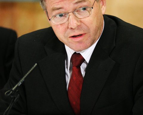 Kjell Magne Bondevik hevder å jobbe for fred og menneskerettigheter. Foto: Foto: Magnus Fröderberg, Wikipedia Commons.