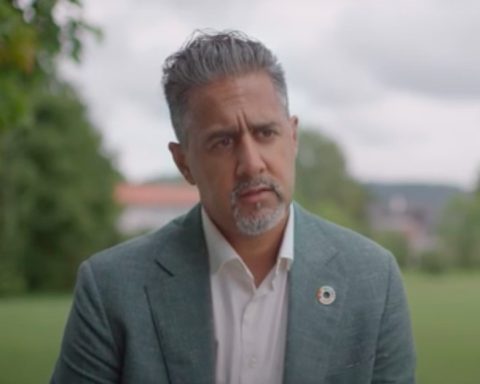 Abid Raja (V) får livvakt