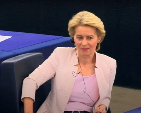 Ursula von der Leyen må svare for vaksinetekstmeldinger til Pfizer