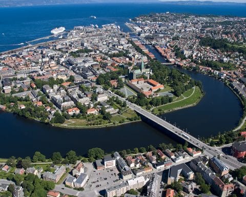 Trondheim er kanskje Norges vakreste by, men trøndere blir nå erstattet av utlendinger, ikke andre nordmenn. Foto: Wikipedia commons.