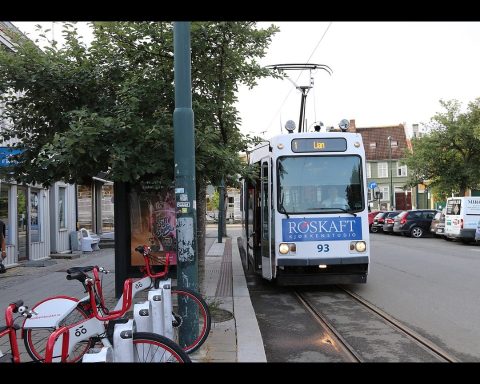 LHB-vogn 93 fra Gråkallbanen i Trondheim (Norge) ved endestasjonen St. Olavs gate.