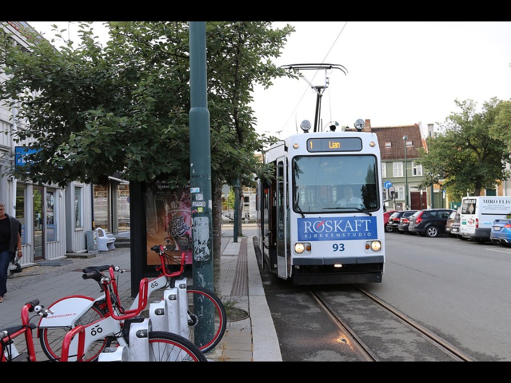 LHB-vogn 93 fra Gråkallbanen i Trondheim (Norge) ved endestasjonen St. Olavs gate.