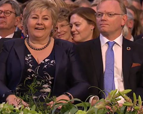 Fleire gonger under Beatrice Fihns nobelforedrag i 2017 sat statsminister Erna Solberg med hendene i fanget i staden for å klappe, til dømes etter ein time, sju minutt og 18 sekund.