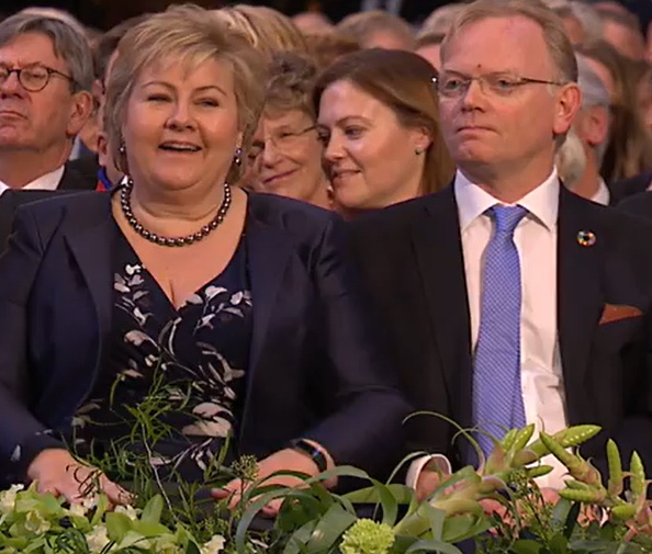 Fleire gonger under Beatrice Fihns nobelforedrag i 2017 sat statsminister Erna Solberg med hendene i fanget i staden for å klappe, til dømes etter ein time, sju minutt og 18 sekund.