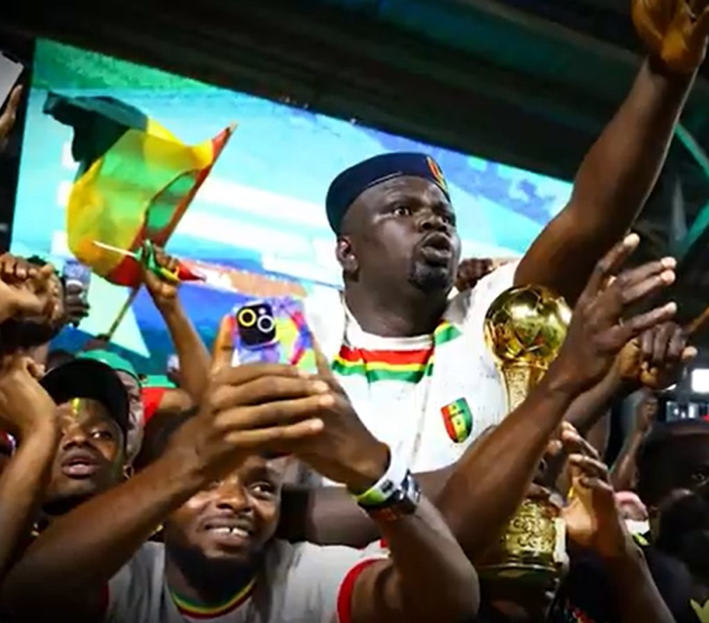 Fotballvold i Guinea. Foto: skjermdump fra YouTube nederst i artikkelen.