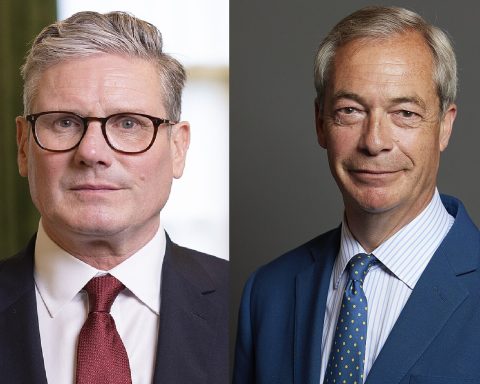 Keir Starmer anklager de såkalt konservative for å ha ansvaret for britenes migrasjonsstrømmer, og motsatt. Kan det være at problemet er at Nigel Farage aldri har fått ansvar for å snu den ukontrollerte og ofte ulovlige innvandringen til Storbritannia? Foto: Wikipedia commons.