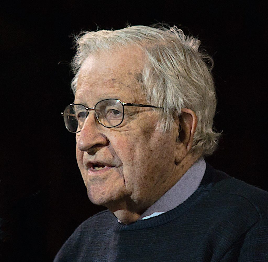 Kristian Kahrs skriver at Noam Chomsky er en tungvekter når det gjelder geopolitiske analyser, og Chomsky analyserer språk for å forstå hvordan stater handler. Han kalles ofte den moderne lingvistikkens far. Foto: Wikipedia commons.