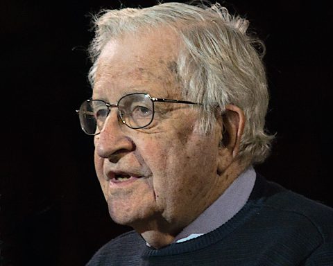 Kristian Kahrs skriver at Noam Chomsky er en tungvekter når det gjelder geopolitiske analyser, og Chomsky analyserer språk for å forstå hvordan stater handler. Han kalles ofte den moderne lingvistikkens far. Foto: Wikipedia commons.