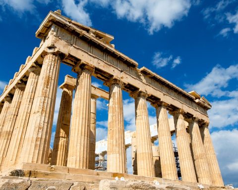 Europa må atter satse på tradisjonelle europeeres kulturelle verdier. Da må nye ledere komme til. (Parthenon, Pixabay)