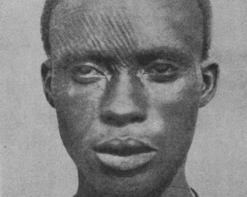 En Igbo-mann med ansiktsskåringer, kjent som ichi, tidlig på 1900-tallet. Foto: Wikipedia commons. Lenke til Igbo-folket i artikkelen.