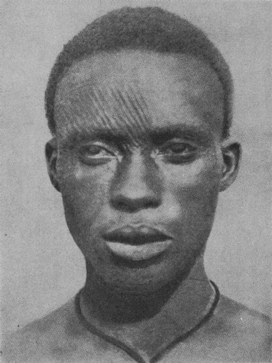 En Igbo-mann med ansiktsskåringer, kjent som ichi, tidlig på 1900-tallet. Foto: Wikipedia commons. Lenke til Igbo-folket i artikkelen.