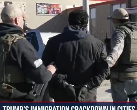 ICE agenter arresterer en ulovlig migrant. Bilde fra NBCs video.