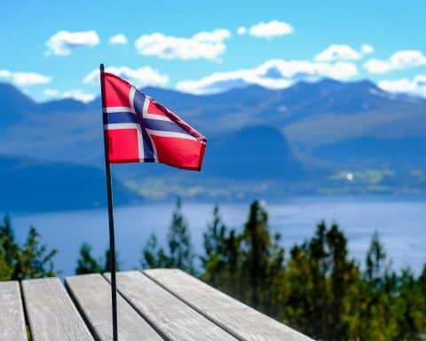 Norge mitt Norge, hvor vakker du var! Nå vil de til livs både mor og far! (Pixabay)