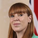 Angela Rayner er visestatsminister, som sier «Islamofobi er forankret i rasisme og er en type rasisme som retter seg mot uttrykk for muslimsk identitet eller oppfattet muslimsk identitet.»