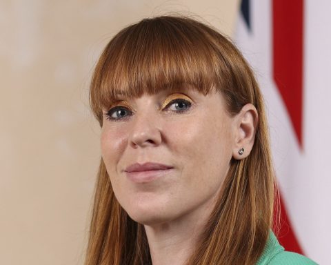 Angela Rayner er visestatsminister, som sier «Islamofobi er forankret i rasisme og er en type rasisme som retter seg mot uttrykk for muslimsk identitet eller oppfattet muslimsk identitet.»