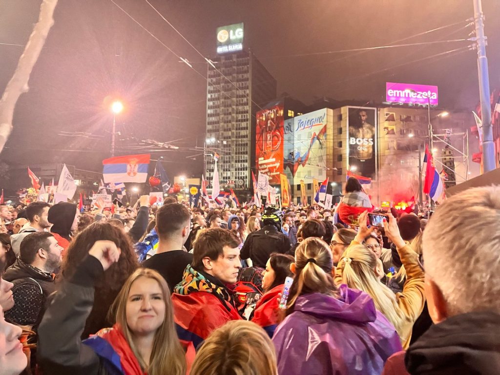 Flere hundretusen mennesker protesterte i Beograd mot korrupsjon og nepotisme, og alt foregikk fredelig. Foto privat.