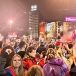 Flere hundretusen mennesker protesterte i Beograd mot korrupsjon og nepotisme, og alt foregikk fredelig. Foto privat.