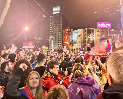 Flere hundretusen mennesker protesterte i Beograd mot korrupsjon og nepotisme, og alt foregikk fredelig. Foto privat.