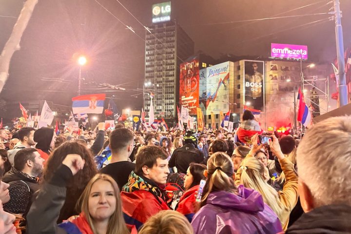 Flere hundretusen mennesker protesterte i Beograd mot korrupsjon og nepotisme, og alt foregikk fredelig. Foto privat.