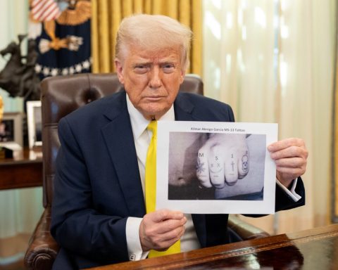 Donald Trump viser frem tatoveringene til Kilmar Abrego Garci på Truth Social.