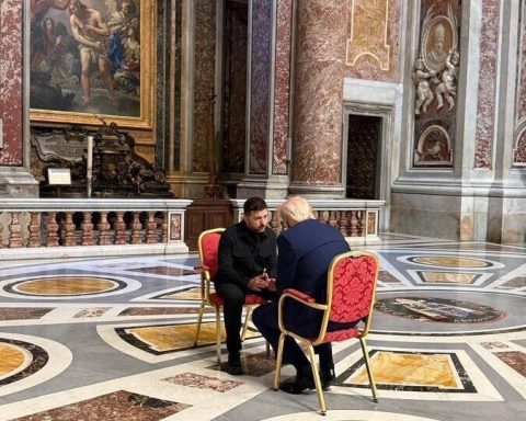 Trump setter seg ned med Zelenskyij i Peterskirken. Foto fra Truth Social.